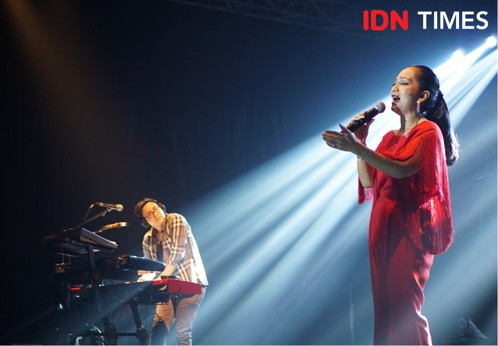 7 Potret Keseruan Konser Noah Featuring Sheila Majid di Makassar 