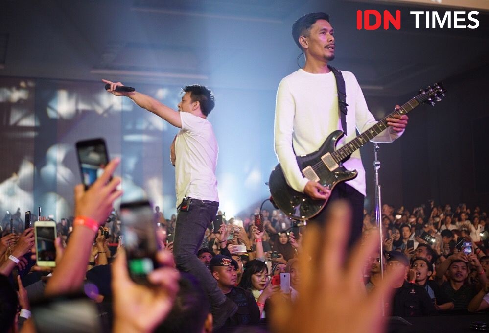 7 Potret Keseruan Konser Noah Featuring Sheila Majid di Makassar 