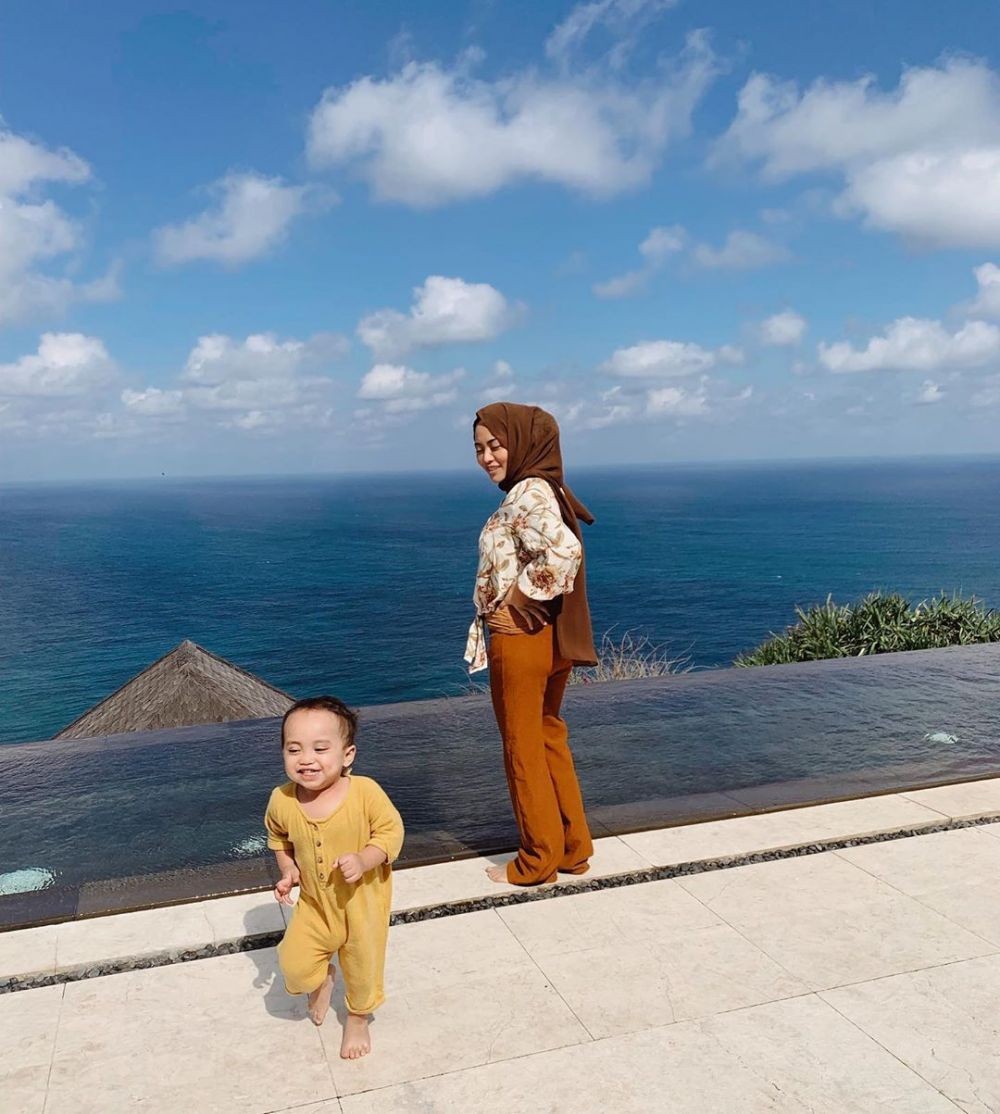 10 Potret Babymoon Rachel Vennya Bareng Suami dan Xabiru di Bali