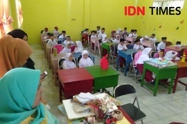 Hari Pertama Sekolah, Intip Momen Sukacita Siswa-siswi SD di Binjai
