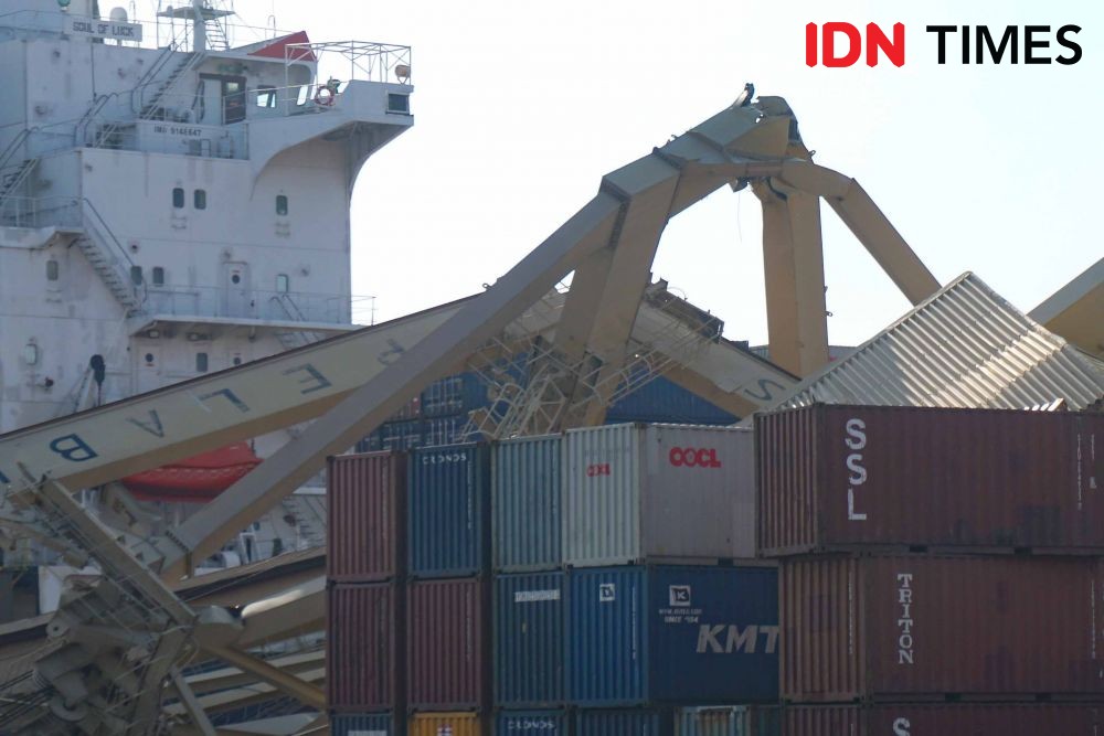 [FOTO] 10 Potret Reruntuhan Container Crane yang Ditabrak Kapal Asing
