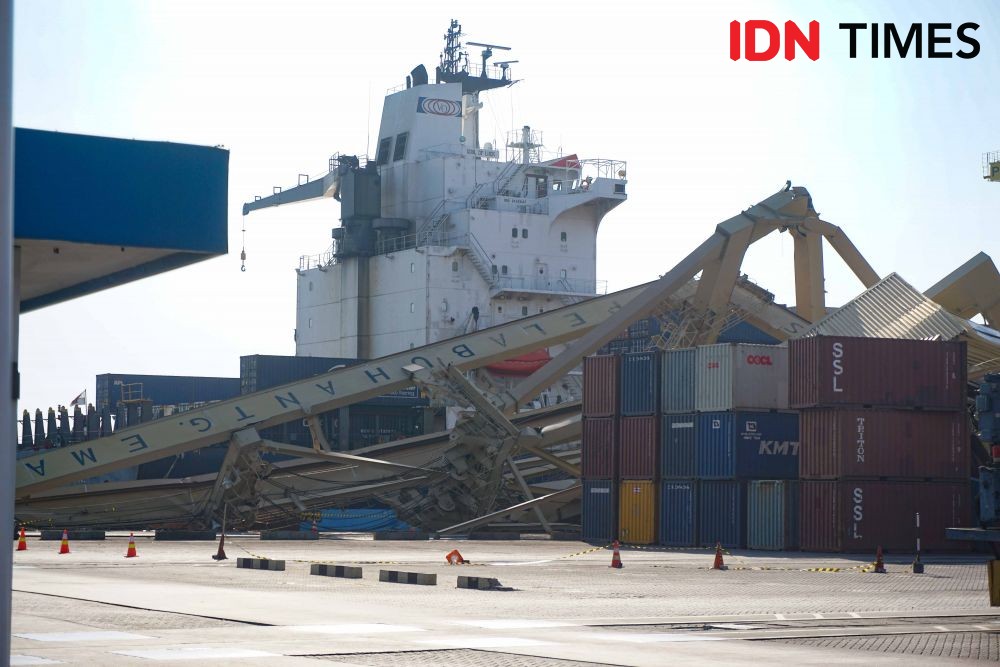 [FOTO] 10 Potret Reruntuhan Container Crane yang Ditabrak Kapal Asing