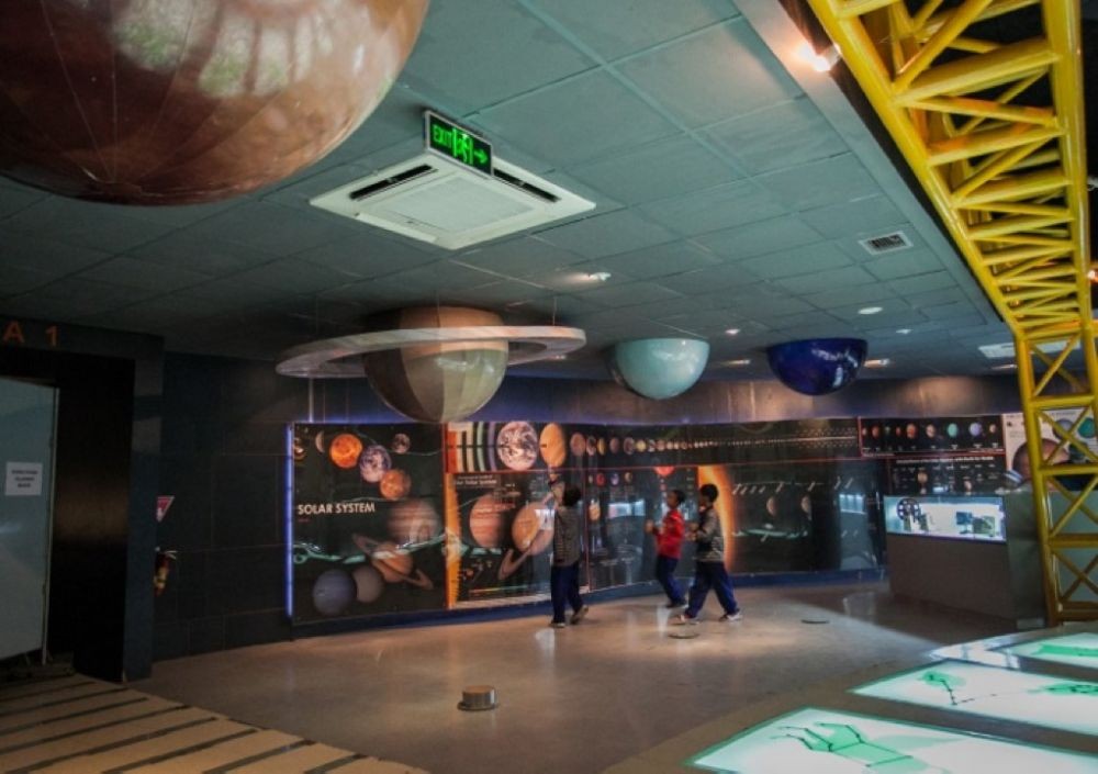 Belajar tentang Ruang Angkasa di Planetarium Jagad Raya Tenggarong