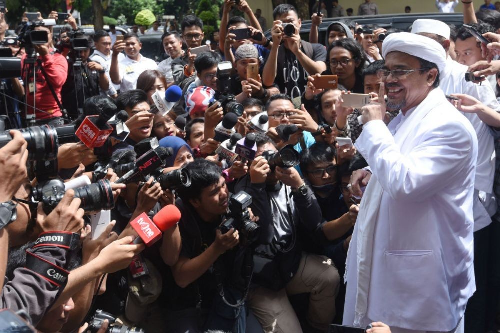 Tiga Spanduk Rizieq Shihab di Semarang Dipereteli Petugas