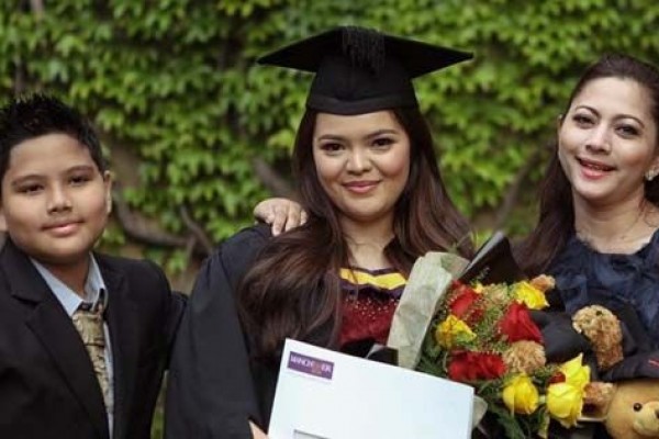 10 Momen Wisuda Amaris Salsabila, Putri Sambung Cut Keke di Inggris
