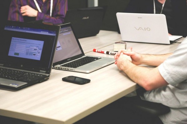 5 Cara Charge Laptop yang Benar, Gak Perlu Diisi Sampai 100 Persen