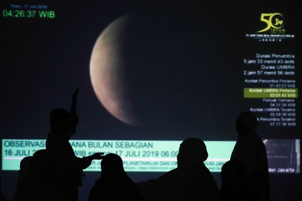 [FOTO] 10 Potret Keindahan Gerhana Bulan Parsial di Indonesia 