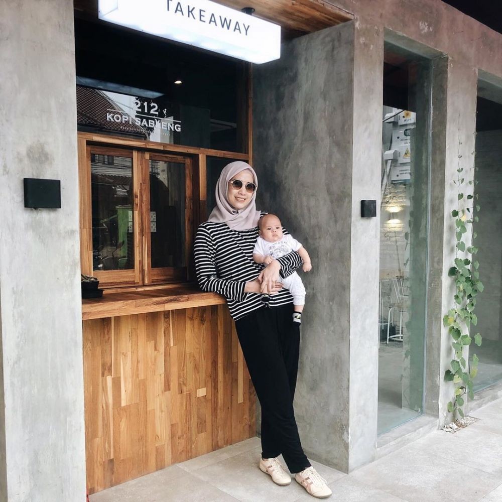 10 Potret Fanny Fabriana yang Memesona dengan Berhijab