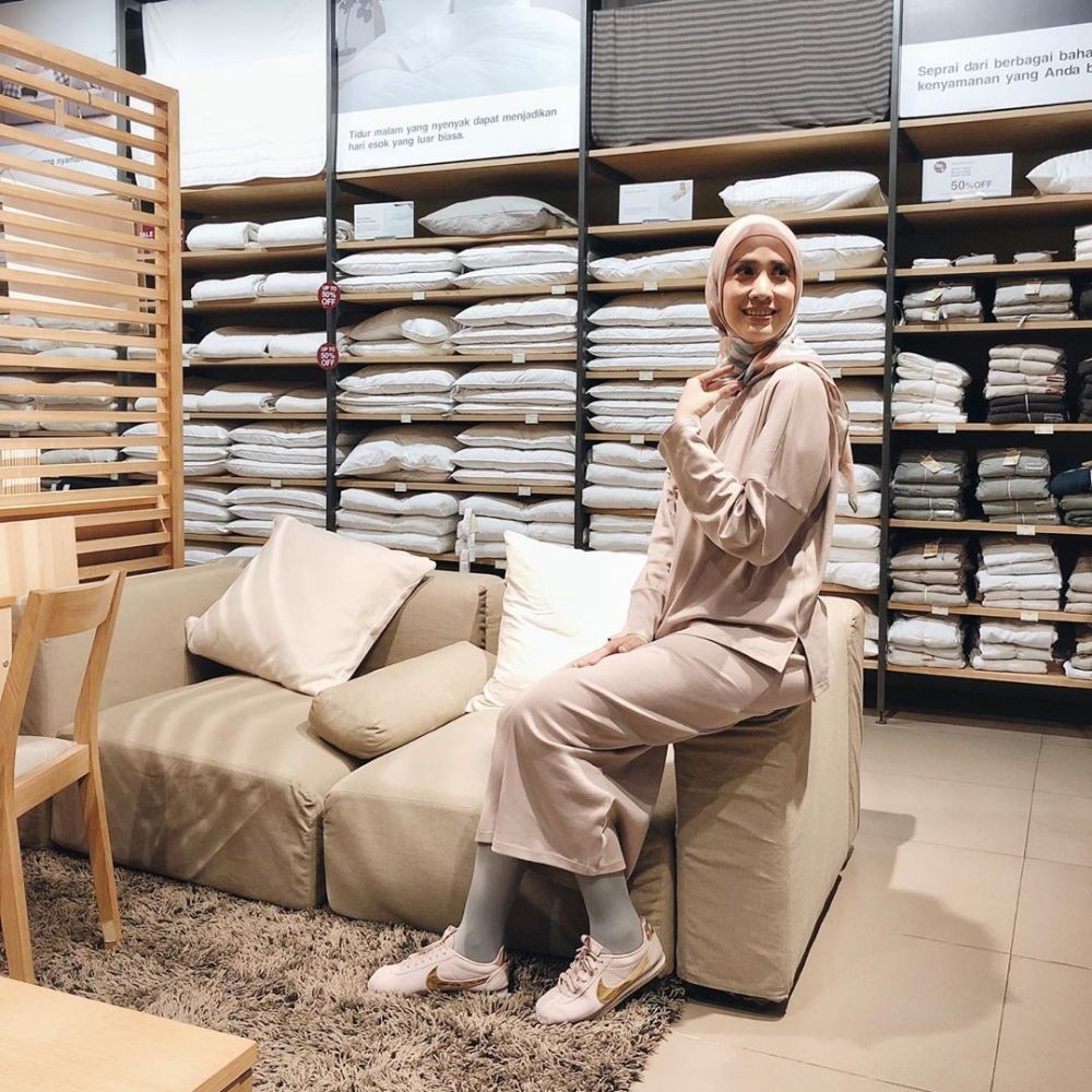 10 Potret Fanny Fabriana yang Memesona dengan Berhijab