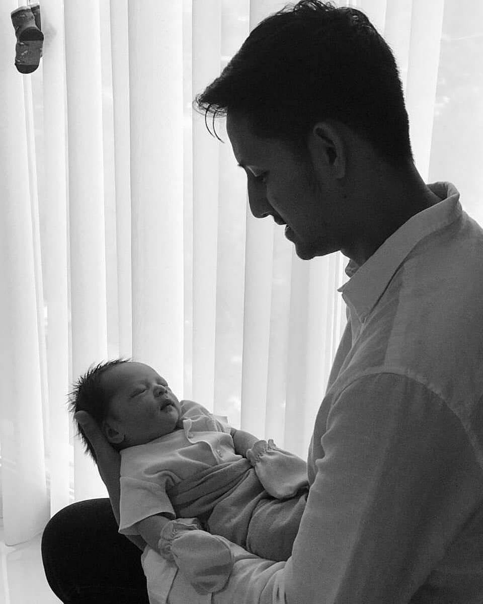10 Momen Randi Bachtiar Saat Mengurus Anak, Ayah Panutan Deh!