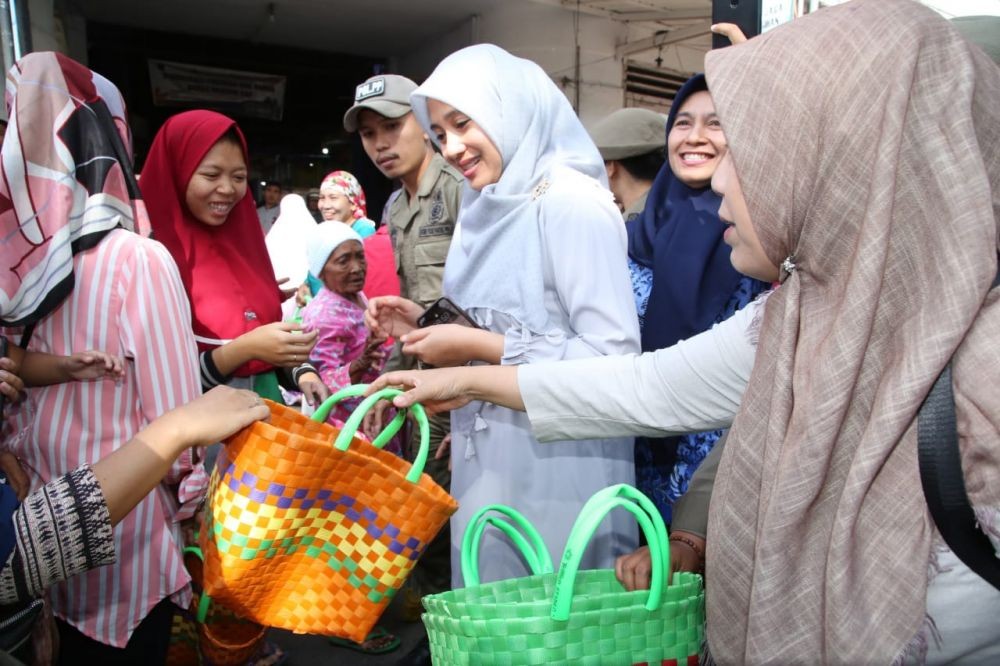 Istri Bupati Anas Bagikan 500 Keranjang Belanja Demi Kurangi Penggunaan Plastik