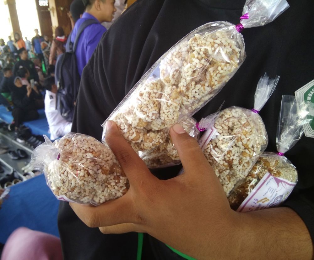 Hari Jadi Kabupaten,Warga Madiun Rebutan Kue Manco  