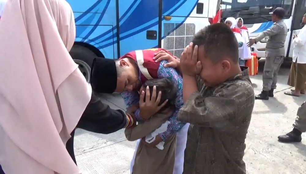 Isak Tangis Keluarga Melepas Calon Jemaah Haji Menuju Asrama Haji