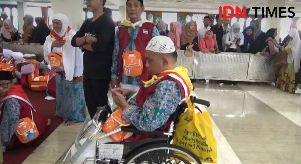 Isak Tangis Keluarga Melepas Calon Jemaah Haji Menuju Asrama Haji