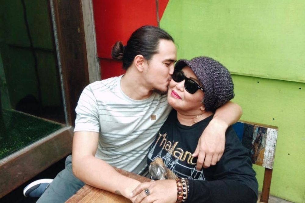10 Potret David John, Pemeran Film Koboy Kampus yang Mirip Johnny Depp