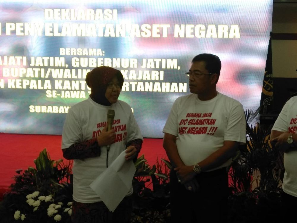 Tangisan Risma Warnai Penyerahan Aset Milik Pemkot Surabaya
