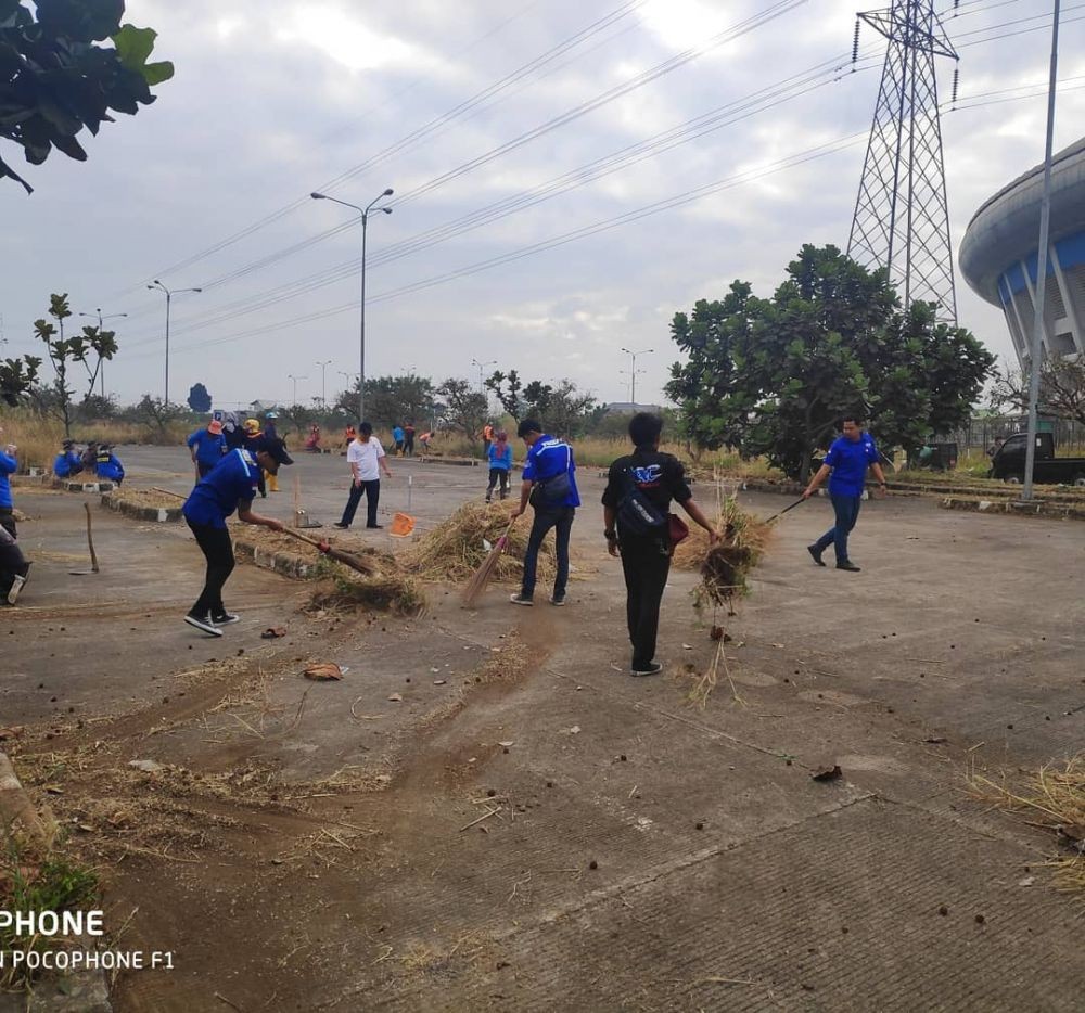 GBLA Terbengkalai, Kelompok XTC Bandung Ikut Bebersih Stadion