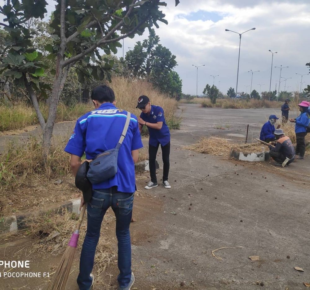 GBLA Terbengkalai, Kelompok XTC Bandung Ikut Bebersih Stadion