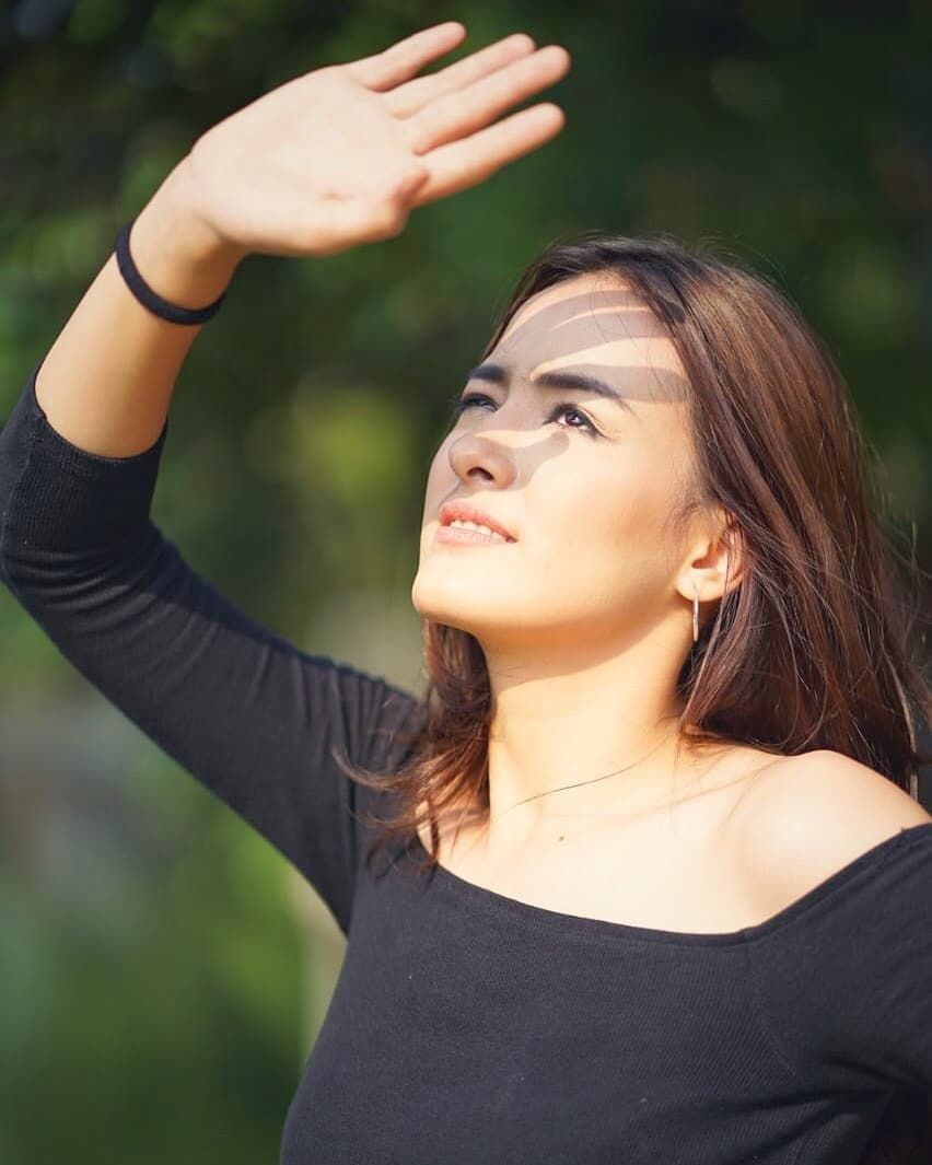 Tampil Natural dengan Flawless Make Up, Ini 10 Potret Kece Mawar Eva