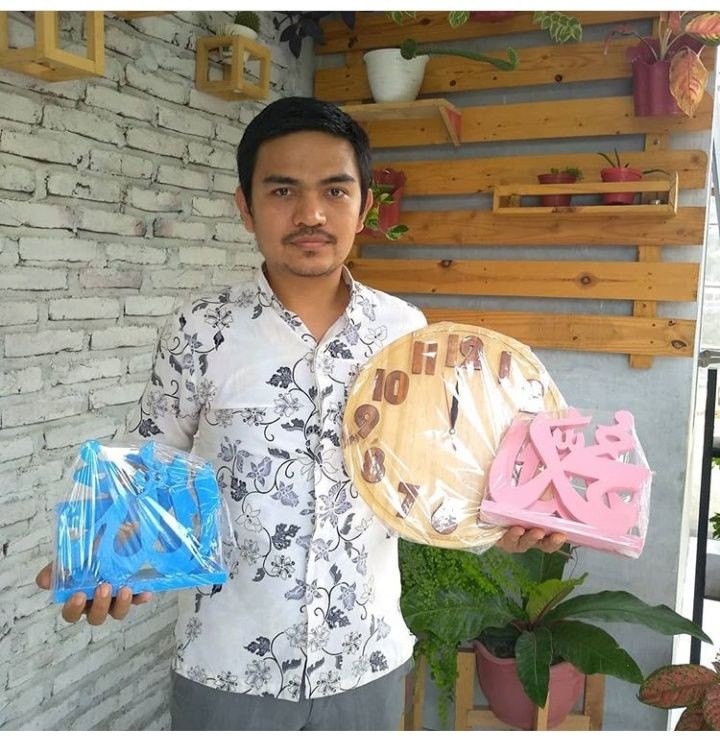 Keluar dari Maskapai, Ridwan Bangun Kerajinan Kayu One Wood Craft