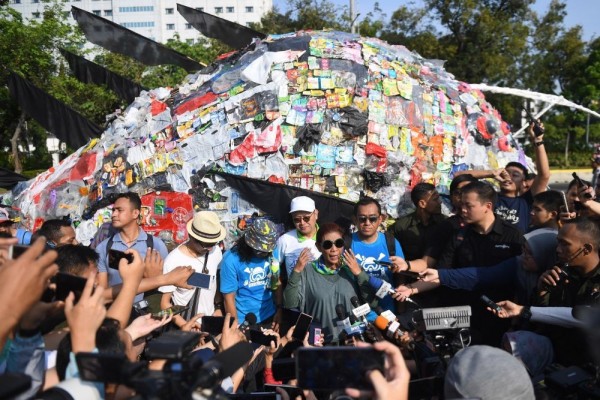 Menteri Susi Ancam Para Pembuang Sampah Plastik ke Laut
