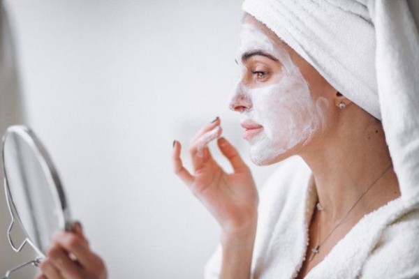 5 Tahapan Morning Skincare Routine untuk Perawatan Bekas Jerawat