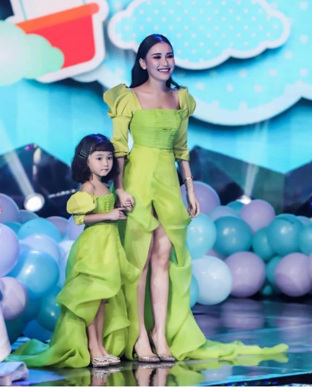 Dandan Kembaran, 10 Potret Ayu Ting Ting & Bilqis yang Kompak Abis