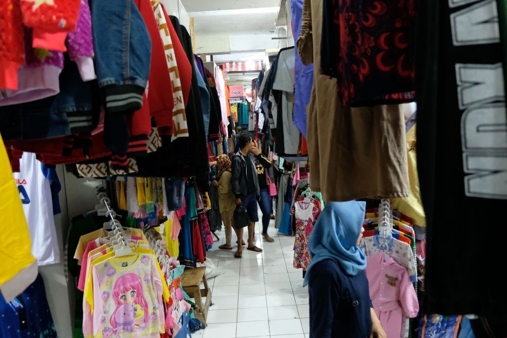 Mengandung Jamur, 750 Bal Pakaian Bekas Impor Dimusnahkan di Karawang