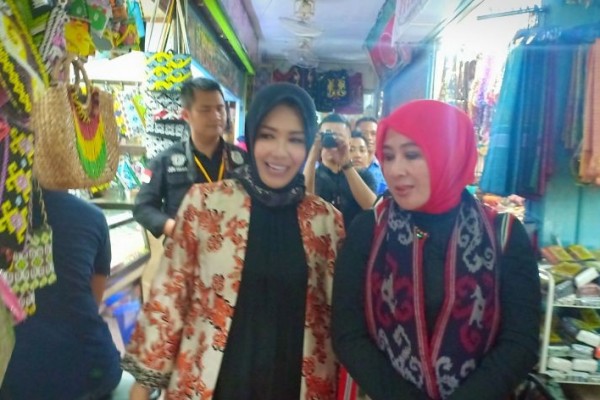 Ibu Kapolri Datang ke Pasar Inpres, Pedagang Panen Rezeki