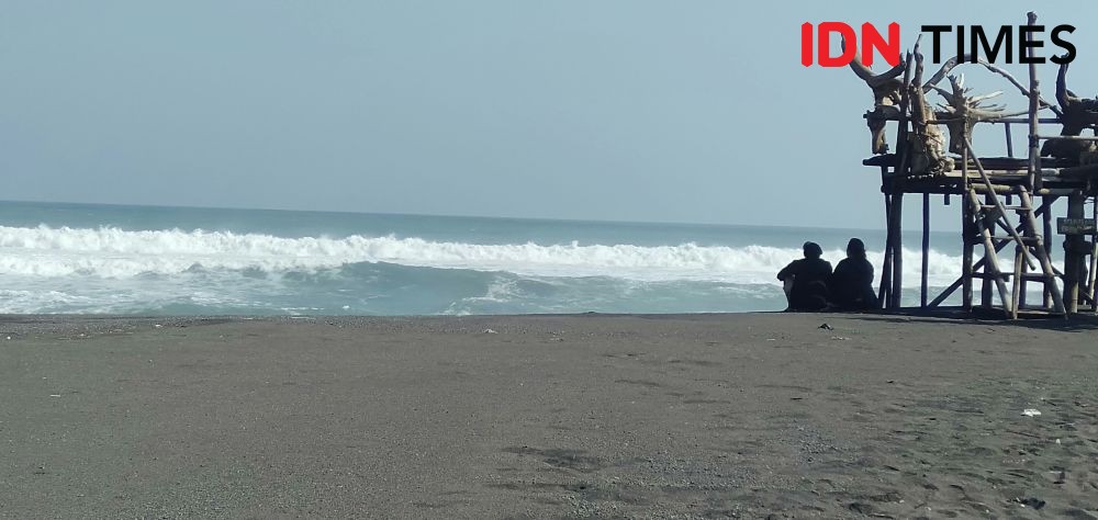 Gelombang Tinggi Nyaris Terjang Warung Makan Di Pantai Samas