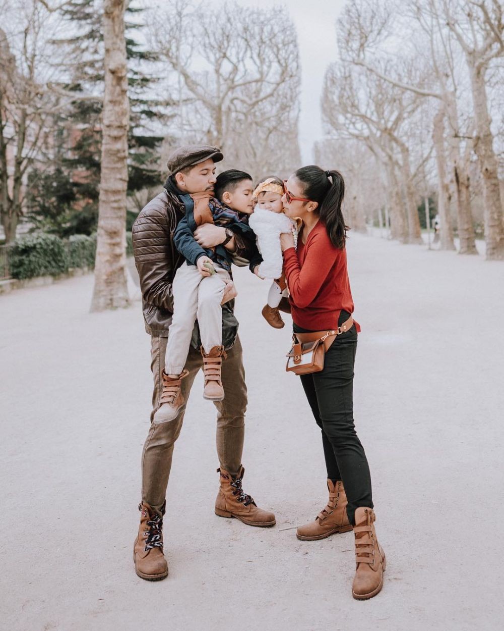 10 Potret Harmonis Keluarga Ryan Delon & Sharena Gunawan, Family Goals