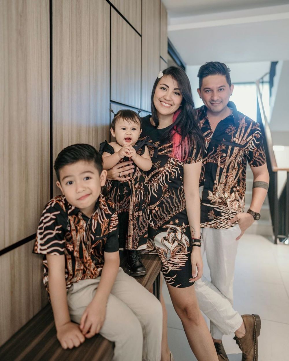 10 Potret Harmonis Keluarga Ryan Delon & Sharena Gunawan, Family Goals