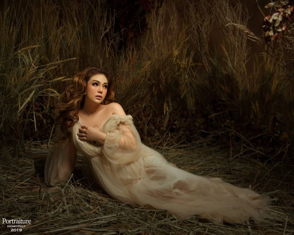 10 Potret Romantis Maternity Celine Evangelista Bareng Stefan William