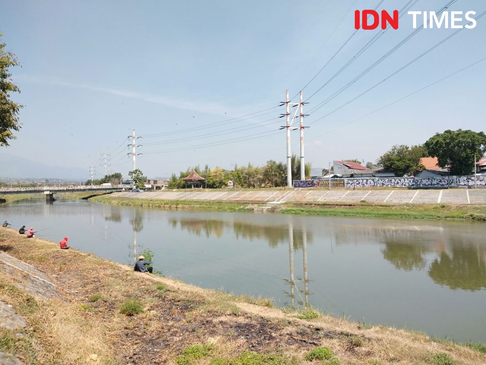 Kekeringan Meluas, Debit Sungai Banjir Kanal Barat Kian Mengecil