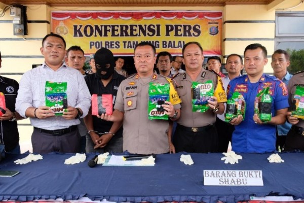 42 TKI Ilegal dari Malaysia Ditangkap, Ditemukan Sabu 8 Kg Dalam Tas