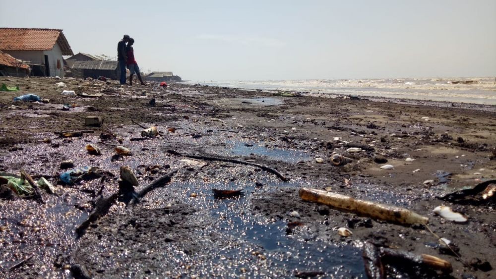 Minyak Mentah Pertamina Kembali Cemari Perairan Karawang 