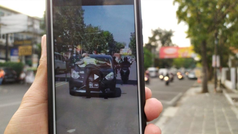 Ini Identitas Anggota dan Pengemudi di Video Viral Mobil Tabrak Polisi