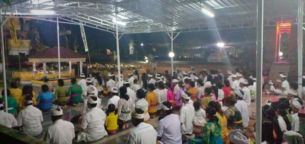 Ratusan Umat Hindu Rayakan Galungan di Pura Giri Jaya Natha