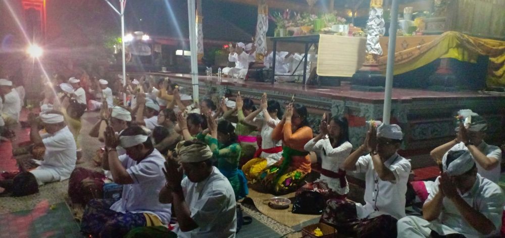 Ratusan Umat Hindu Rayakan Galungan di Pura Giri Jaya Natha