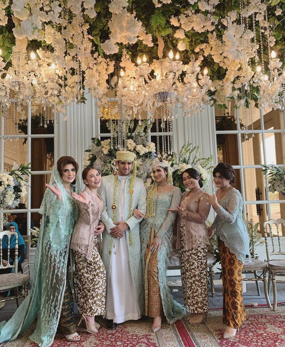 9 Momen Ayu Ting Ting Dampingi Pernikahan Tania, Friendship Goals