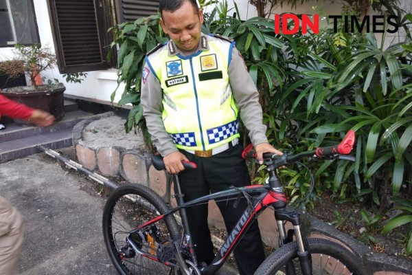 Di Balik Kisah Polisi Viral yang Terseret Mobil di Bandung
