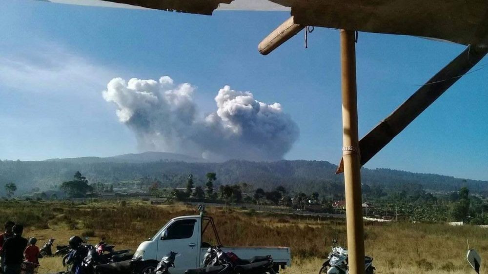 10 Momen Terekam Warga saat Gunung Tangkuban Parahu Meletus