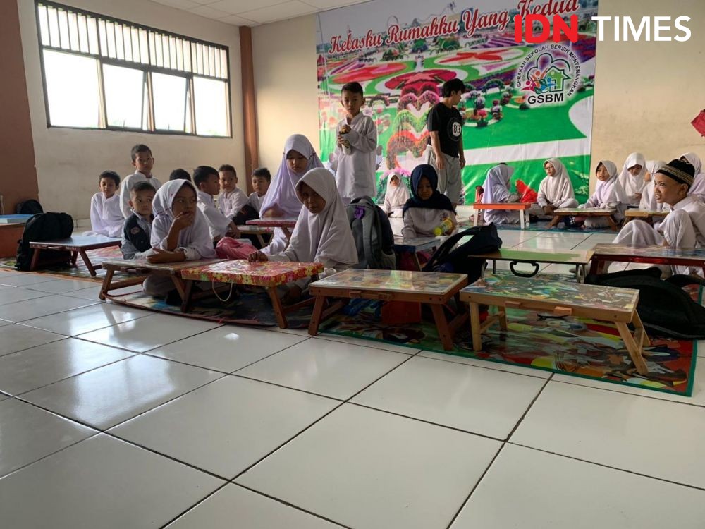 Kekurangan Meja dan Kursi, SD di Tangsel Belajar dengan Lesehan