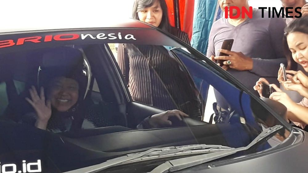 Nge-drift, Saat Risma Ikut Kebut-kebutan Naik Mobil Balap 