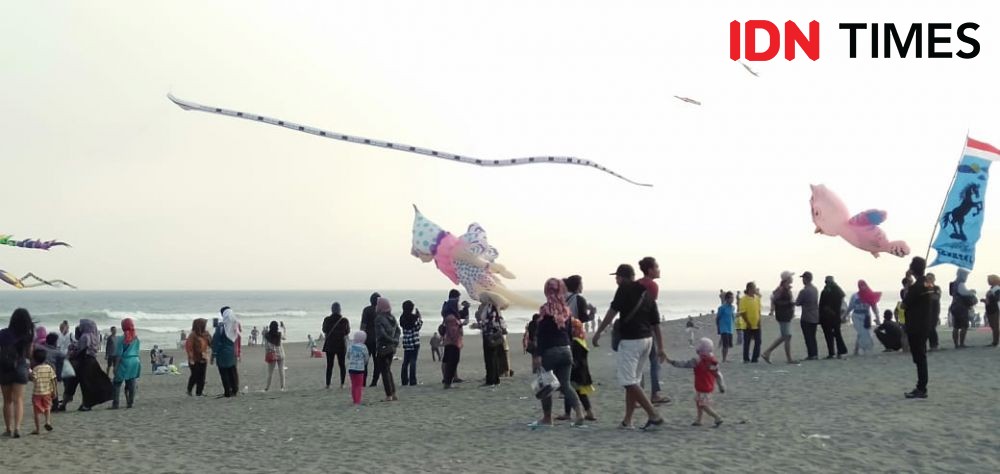 Ikan Hingga Boneka Manusia 'Terbang' di Pantai Parangkusumo