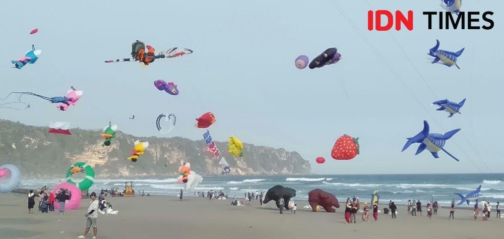 Ikan Hingga Boneka Manusia 'Terbang' di Pantai Parangkusumo