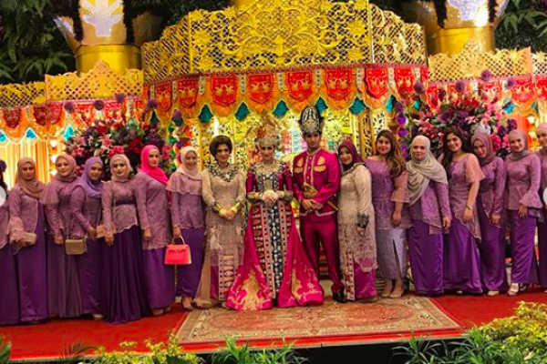 10 Potret Nuansa Adat Gorontalo di Pernikahan Mewah Tania Nadira
