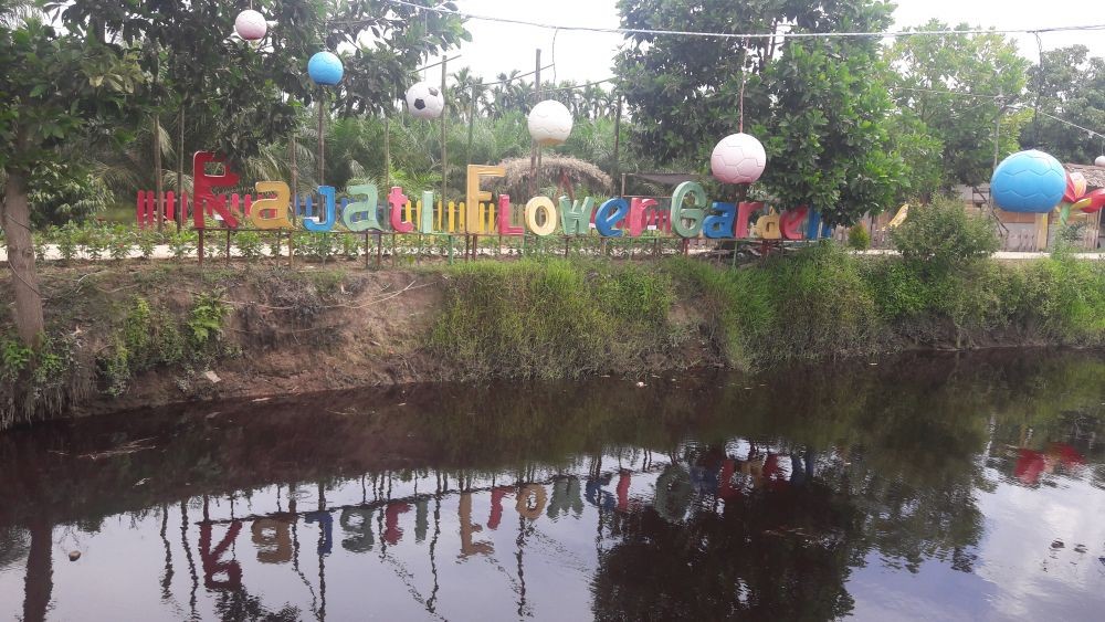 Tim KKN UGM Bangun Tempat Wisata Baru Rajati Flower Garden