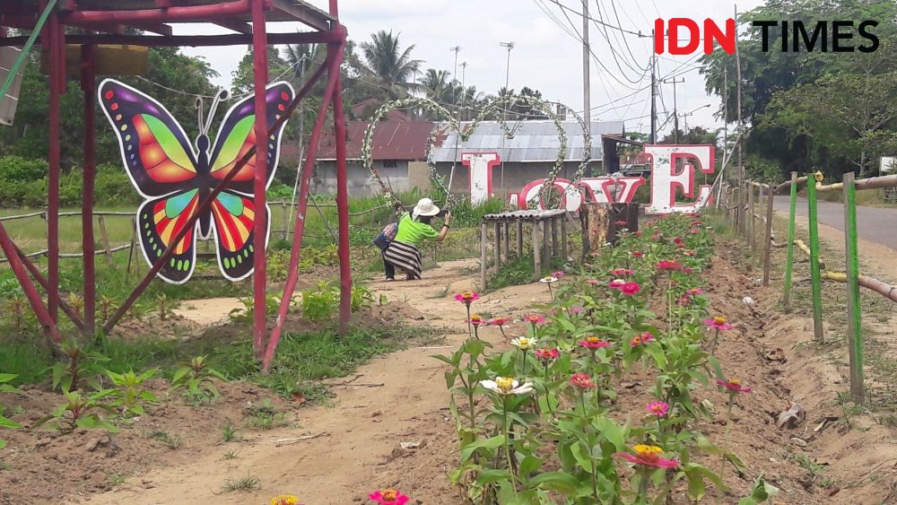 Tim KKN UGM Bangun Tempat Wisata Baru Rajati Flower Garden