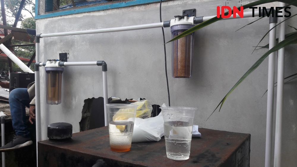 Atasi Air Keruh, Tim KKN UGM Buat Alat Pemurnian di Desa Rasau Jaya